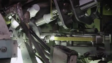 Plastik gıda konteynırları etiketleniyor. Endüstriyel fabrikada yüksek hız etiketleme makinesi. Üretimdeki ürünlere yapıştırma makinesi. Esnek ambalaj. Endüstriyel fabrikada etiketleme makinesi.