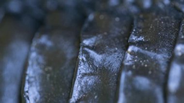 Devekuşu deri arka plan dokusu kapanıyor. Devekuşu derisi desenli gerçek deri. Devekuşu derisinden yakın çekim. Devekuşu derisinden yapılmış hakiki deri. Makro video çekimi