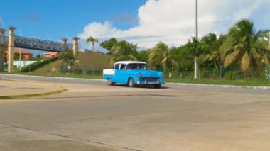 1955 Chevrolet Bel Air. Varadero, Küba - 9 Ocak 2022. Küba yollarında klasik klasik klasik klasik Amerikan taksi arabası. Küba 'da tatil köyü. Turist taşıyan klasik taksi. Karayip manzara geçmişi