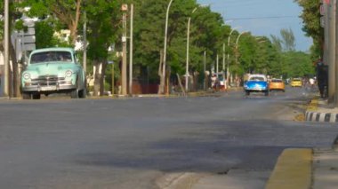 Varadero, Küba - 9 Ocak 2022 - Eski klasik Amerikan arabaları, Küba, Varadero sokaklarında Coco taksileri. Şehir manzarası, insanlar ve Küba caddesinde trafik. Eski arabalı bir tatil köyü. Küba seyahati.