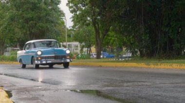 1956 Chevrolet Bel Air Klasik Araba. Varadero, Küba - 14 Ocak 2022. Küba yollarında klasik klasik klasik klasik Amerikan taksi arabası. Küba 'da tatil köyü. Turist taşıyan klasik taksi. Küba 'da yağmur mevsimi