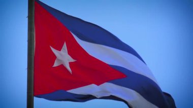 CUBA bayrak arka planı, yavaş çekim, yakın çekim. Gerçekçi Küba Bayrağı geçmişi. Küba Bayrağı Geçmişi 'ni sallıyor. Küba Bayrağı Kapanışı. Ulusal Vatanseverlik ve Bayrak Uçuşuyla Kutlama. Akşam alacakaranlığı.