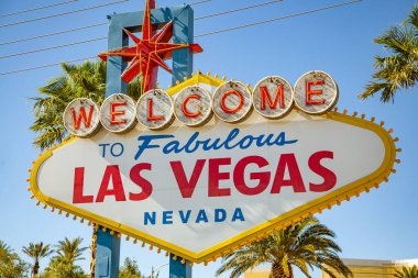Las Vegas, Nevada. Muhteşem Las Vegas tabelasına hoş geldiniz. Las Vegas Otelleri 'nin sakin manzarasını somutlaştıran palmiye ağaçlarının arka planına karşı dik duruyorsunuz. Las Vegas 'ta İkonik Hoş Geldiniz İmzası