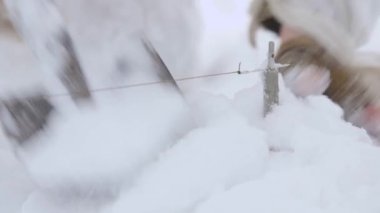 Anti-personel mayını. Ordu askeri, bir anti-terörist ekip savaş mühendisi, mühimmat teknisyeni, bir patlayıcı uzmanı, kamuflaj giymiş bir sabotajcı, patlayıcı bir cihaz hazırlıyor, onu karla kamufle ediyor.