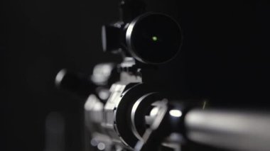 Siyah arka planda yansımalı modern saldırı tüfeği. Optik görüşlü keskin nişancı tüfeği, siyah arka plan, yakın çekim, sığ alan derinliğinde stüdyo atışı. Keskin nişancı saldırı tüfeğinin ayrıntılı incelemesi.