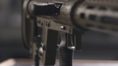 Renkli Khaki Keskin Nişancı Saldırı Tüfeği 'nin ön görüntüsü. Siyah Optik Görüş Aşıyla Stüdyoda. Keskin nişancı saldırı tüfeğinin detaylı makro görüntüsü. Keskin nişancı teleskobu tüfeği yakın çekim. Sıkıca kavra ve cıvata