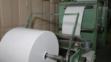 Yiyecek konteynırlarının üretimi için plastik rulo. Esnek malzemeler kullanarak plastik kaplar üretme süreci. Plastik ürünler üretmek için atölye çalışması. Yuvarlan, ince plastik makara..