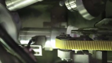Plastik gıda konteynırları etiketleniyor. Endüstriyel fabrikada yüksek hız etiketleme makinesi. Üretimdeki ürünlere yapıştırma makinesi. Esnek ambalaj. Endüstriyel fabrikada etiketleme makinesi.