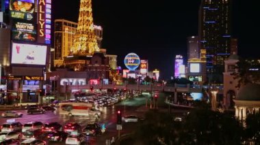 Las Vegas, Nevada - 30 Nisan 2017. Las Vegas, gece hayatı. Las Vegas 'ın ana caddesinde kumarhane manzaralı ve geçen arabalar var. Gece Las Vegas 'ın ikonik videosu, yüksek açı manzaralı. Gece şehrinin neon ışıkları