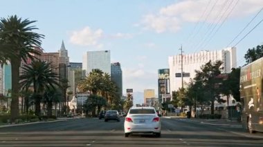 Las Vegas, Nevada - 30 Nisan 2017. Hareket halindeki arabalarla Las Vegas Bulvarı manzarası dinamik şehir perspektifini gösteriyor. Palmiye ağaçları, binalar. Las Vegas 'ın ana caddesi, dikiz aynası, izleme, el kameralı çekim