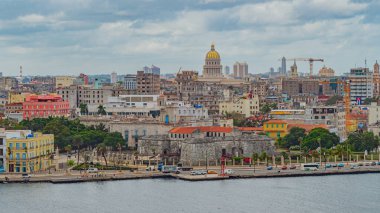 Havana, Küba - 10 Ocak 2022 - Eski Havana 'daki yüksek açılı şehir caddesi ve çatı manzarası. Küba 'daki Havana' nın çatılarını Capitol 'le seyret. Eski Havana kıyısı boyunca yol