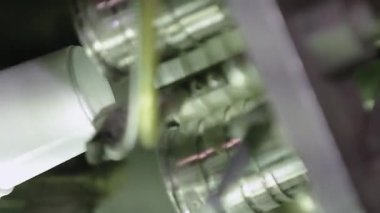 Yüksek hızlı endüstriyel fabrika makinesinde etiketleme. Makine üretimi üründe bulunan etiket için. Esnek ambalaj