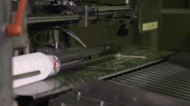 Plastik konteynır üretim hattı. Fabrika taşıma hattı plastik konteynırların yerini değiştiriyor. Enjeksiyon kalıplı plastik tepsiler istifleniyor. Beyaz plastik kaplar termoform süreci