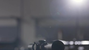 Saldırı tüfeği yaklaşıyor. Renkli Khaki Keskin Nişancı Tüfeği Stüdyoda Vuruldu. Tepeden tırnağa, yakın çekim, sığ bir alan derinliği olan stüdyo çekimi. Keskin nişancı silahı gösterisi. Silah ticareti
