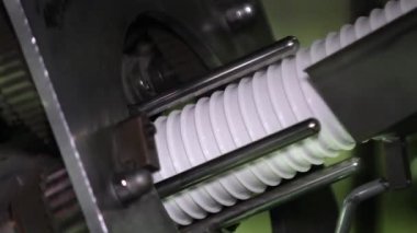 Plastik konteynır üretim hattı. Plastik ambalaj fabrikasındaki bir taşıma bandındaki plastik bardaklar. Plastik gıda ambalajı fabrikası..
