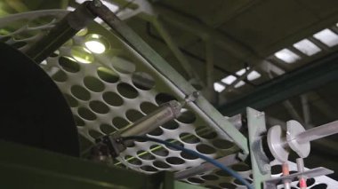 Beyaz plastik kaplar endüstriyel üretim hattında termoformasyon süreciyle üretiliyor. Süreç ısıtma, pervazlama ve plastik çarşafları konteyner şekillerine dönüştürmeyi içerir..