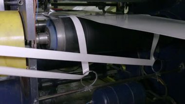 Sanayi plastik geri dönüşüm fabrikası polietilen atığı işliyor. Makineler geri dönüştürülmüş malzemeleri plastik poşetlere dönüştürüyor. Taşıyıcı bant taşıma işlemleri üretim aşamaları boyunca devam etti.