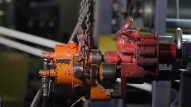 Polietilen geri dönüşüm hattı atıkları alışveriş poşetlerine dönüştürüyor. Otomatik ayrıştırıcılar, temizleyiciler ve ekstrüktörler geri dönüşümlü plastiği hazırlayın. Biten çantalar kalite kontrol denetiminden geçirilir.