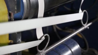 Plastik geri dönüşüm tesisi polietilen çanta ürünleri üretiyor. Eritilip torbaya dönüştürülecek taneciklere yakın çekim. Paketleme malları için sürdürülebilir üretim süreci.