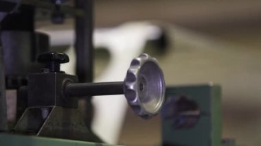 Plastik paket ve paket. Çevre dostu ve gıda depolama malzemeleri için güvenli plastik paketlerden üretilen ürünler. Yüksek performans ve hassasiyet makineleri üzerinde çalış.