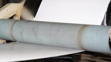 Sanayi plastik geri dönüşüm fabrikası polietilen atığı işliyor. Makineler geri dönüştürülmüş malzemeleri plastik poşetlere dönüştürüyor. Taşıyıcı bant taşıma işlemleri üretim aşamaları boyunca devam etti.