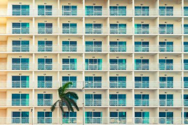 Modern Otel Arkaplan Dokusu. Balkon geçmişi olan modern otel binası. Arka plan tasarımı için tekrar eden balkon desenli bir otel cephesi. Modern otel arkaplanı desenli