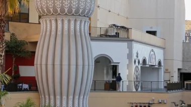 Los Angeles, CA, ABD - 5 Nisan 2017. Los Angeles 'taki Babil Alışveriş Merkezi' nde beyaz fil heykeli. Aşağıdan yukarıya panoramik çekim, yakın plan..