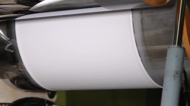 Polietilen geri dönüşüm hattı atıkları alışveriş poşetlerine dönüştürüyor. Otomatik ayrıştırıcılar, temizleyiciler ve ekstrüktörler geri dönüşümlü plastiği hazırlayın. Biten çantalar kalite kontrol denetiminden geçirilir.