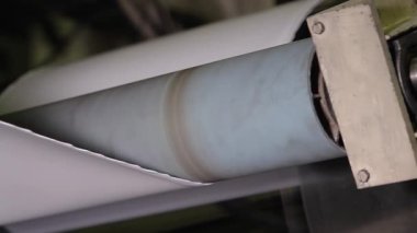 Plastik geri dönüşüm tesisi polietilen çanta ürünleri üretiyor. Eritilip torbaya dönüştürülecek taneciklere yakın çekim. Paketleme malları için sürdürülebilir üretim süreci.