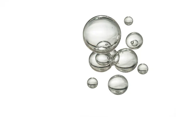 Glasklara Vattenbubblor Isolerade Över Vitt Stockfoto