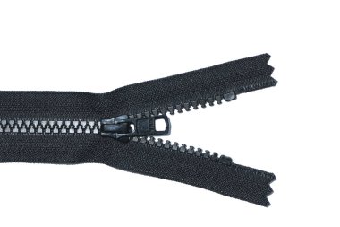 Beyaz üzerine izole edilmiş siyah bir fermuar.