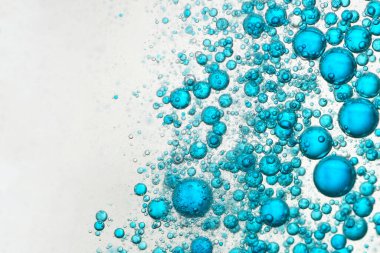 Mavi sıvı bir bardakta akıyor, köpüklü, karbonatlı..