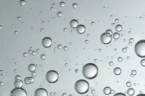 Сером Фоне Струятся Серебряные Блестящие Пузыри — стоковое фото