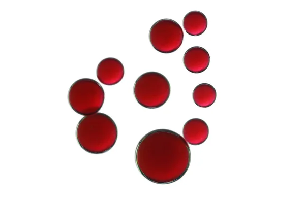 Красивые Красные Пузыри Течет Над Белым — стоковое фото