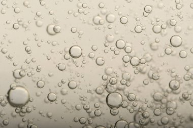 Şampanyanın içinde kabarcıklar akıyor..