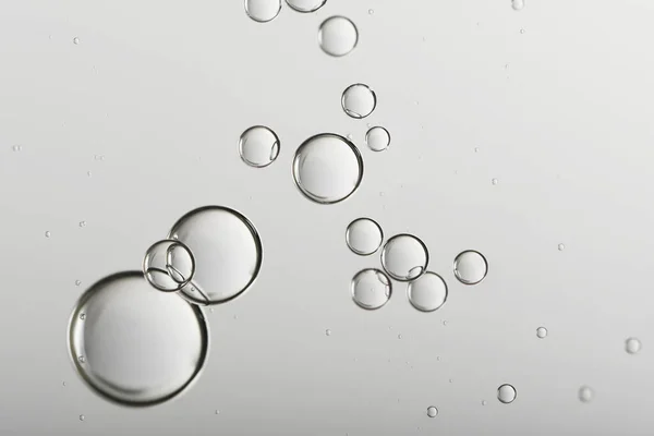 灰色の背景に隔離された水の泡 — ストック写真