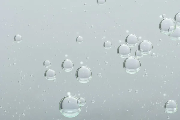 浮遊銀光沢のある水の泡 孤立し — ストック写真