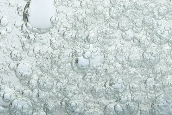 流れる水が泡の流れを作り出す — ストック写真