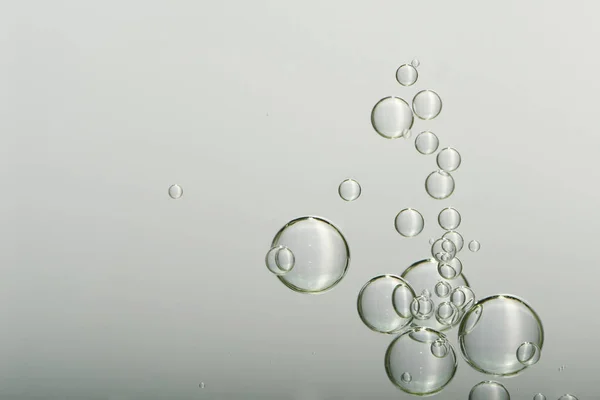 Vodní Bubliny Padající Přes Světlý Gradient Pozadí — Stock fotografie