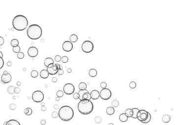 Su kabarcıkları beyazın üzerinde izole edilmiş. Akıyor, köpürüyor.