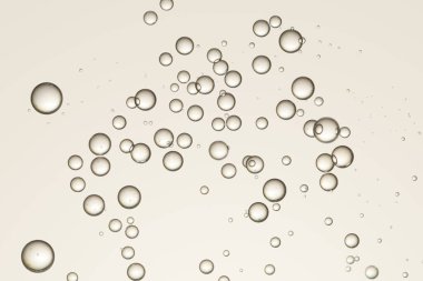 Güzel altın şampanya kabarcıkları eğimli bir arkaplanda akıyor..