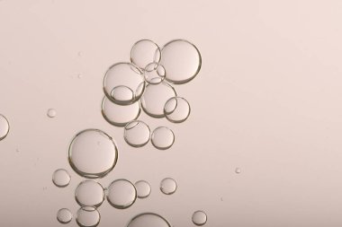 Bardakta altın şampanya kabarcıkları akıyor..