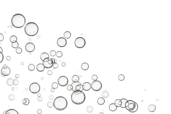 Пузырьки воды изолированы поверх белого. Летят, летят.