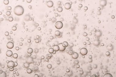 Altın şampanya köpükleri, kadehte yükseliyor..