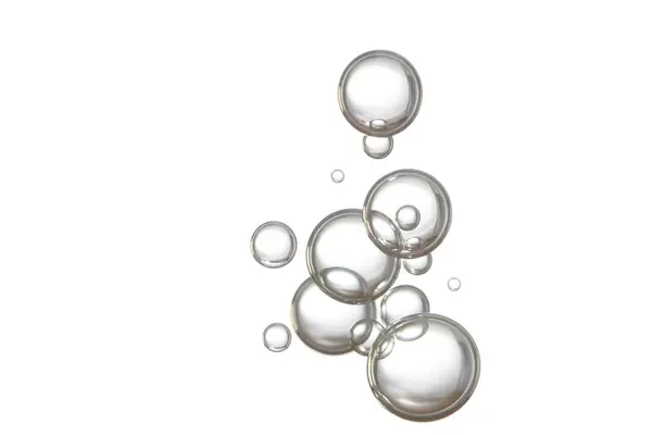 Dilimlenmiş parlak su kabarcıkları, açık gri bir arkaplanda izole edilmiş..