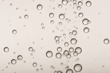 Güzel altın sıvı kabarcıklar, akışkan, izole.