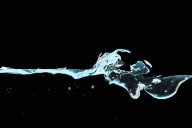 Fırtınalı bir su yüzeyindeki dalgalar, siyah zemin, aydınlatmalı berrak su.