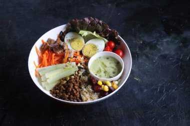 Yanında fasulye, mısır, at gramı ve vejetaryen sosu gibi taze sebzelerle Buda 'nın kutsal kasesi..