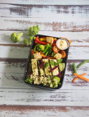 Protein ızgara panner salatası, taze yeşil ve sebzeli. Restoran tarzı paket servis ediliyor.