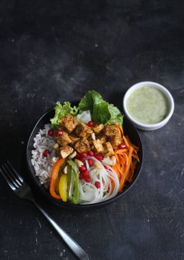 Taze sebzeli, taze malzemeli ve yanında yoğurt soslu Tandır tavuğu salatası.